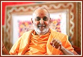 Swamishri blesses the satsang assembly