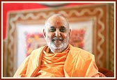 Swamishri blesses the satsang assembly