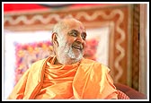 Swamishri blesses the satsang assembly