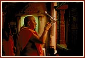 Swamishri performs arti of Thakorji