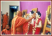 Swamishri performs the murti-pratishtha rituals of murtis for BAPS Swaminarayan Mandirs at Dabhasi, Gamdi and Parth Township