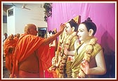 Swamishri performs the murti-pratishtha rituals of murtis for BAPS Swaminarayan Mandirs at Dabhasi, Gamdi and Parth Township