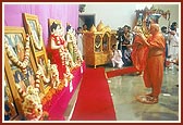 Performs the murti-pratishtha arti