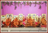 Swamishri blesses the satsang assembly
