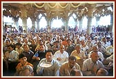 Devotees perform arti of Thakorji on patotsav day
