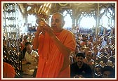 Swamishri performs patotsav arti