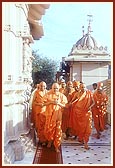 Swamishri performs pradakshina of Thakorji