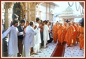 Swamishri performs pradakshina of Thakorji
