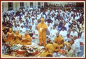 Swamishri performs arti on the occasion of Shri Akshar Purushottam Chhatralay's 40th patotsav (inauguration anniversary) in Vallabh Vidyanagar