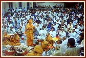 Swamishri performs arti