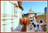 While Swamishri was doing pradakshina of Thakorji the sadhaks sang bhajans and danced like the children of Badalpur