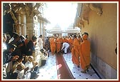 Swamishri performs pradakshina of Thakorji