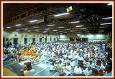 Swamishri performs arti on the occasion of Shri Akshar Purushottam Chhatralay's 40th patotsav (inauguration anniversary) in Vallabh Vidyanagar