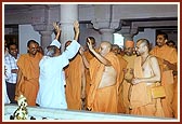 The descendant of Bhrugu Rishi and pujari of Shri Nilkanth Varni welcomes Swamishri with Vedic chanting of mantras