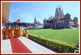 Swamishri going towards assembly hall 