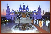 Swamishri departs from Bharuch Mandir 
