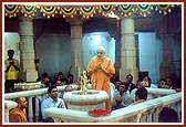 Swamishri prays before the murti of Shri Nilkanth Varni