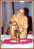 Swamishri performs abhishek of Shri Nilkanth Varni