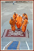 Swamishri arrives for Thakorji's darshan