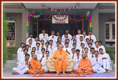 Swamishri with yuvaks of chhatralay