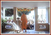 Swamishri addresses BAPS volunteers