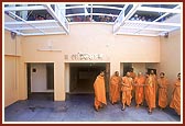 Swamishri sanctifies the newly constructed Bhakti Sadan (for women volunteers)
