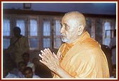 Swamishri engaged in darshan and prayers to Thakorji