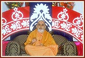 Swamishri blesses the assembly