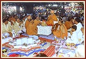 Swamishri and devotees participate in the yagna rituals for the inauguration of the newly built assembly hall