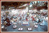 Devotees perform the yagna rituals