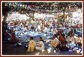 Devotees perform the yagna rituals