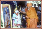 Swamishri performs the murti-pratishtha rituals of Shri Akshar Purushottam Maharaj for the BAPS hari mandir in Ashapura