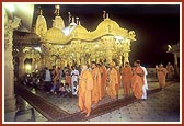 Swamishri arrives for Thakorji's darshan