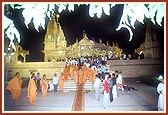 Swamishri descends the mandir steps