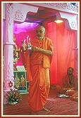 &nbsp;Performs the murti-pratishtha arti