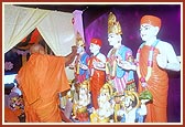 Swamishri performs the murti-pratishtha rituals of murtis for BAPS hari mandirs in Haladva, Navapur, Kolhakui, Areth villages&nbsp;