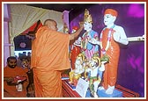 Swamishri performs the murti-pratishtha rituals of murtis for BAPS hari mandirs in Haladva, Navapur, Kolhakui, Areth villages&nbsp;