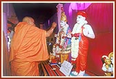 Swamishri performs the murti-pratishtha rituals of murtis for BAPS hari mandirs in Haladva, Navapur, Kolhakui, Areth villages&nbsp;&nbsp;&nbsp;