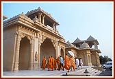 Swamishri enters through the newly built entrance gate