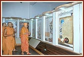 Swamishri visits the exhibition of posters on Indian culture and anti-addiction in the mandir&nbsp;