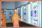 Swamishri visits the exhibition of posters on Indian culture and anti-addiction in the mandir&nbsp;
