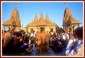 Swamishri departs from Tithal