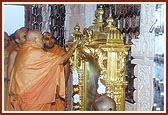 Swamishri performs pujan of the newly prepared gold-leafed sinhasan for murtis of Guru Parampara