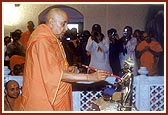 Swamishri performs the murti-pratishtha of Shri Nilkanth Varni in the mandir rang mandap 