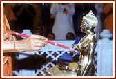 Swamishri performs the murti-pratishtha of Shri Nilkanth Varni in the mandir rang mandap 
