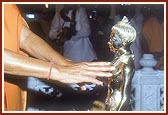 Swamishri performs the murti-pratishtha of Shri Nilkanth Varni in the mandir rang mandap 