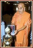 Performs the murti-pratishtha rituals and arti of Shri Nilkanth Varni