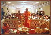 Performs the murti-pratishtha rituals and arti of Shri Nilkanth Varni