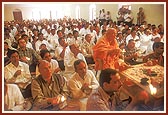 Performs the murti-pratishtha rituals and arti of Shri Nilkanth Varni