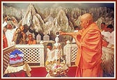 &nbsp;Swamishri performs abhishek (oblations) of the consecrated murti of Shri Nilkanth Varni 